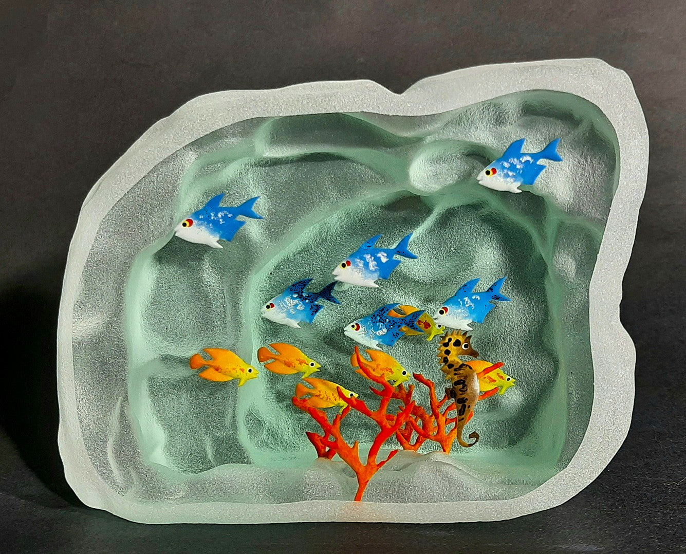 Sculpture poissons n°31 horizontale P.M. avec poissons bleus et oranges et un hippocampe