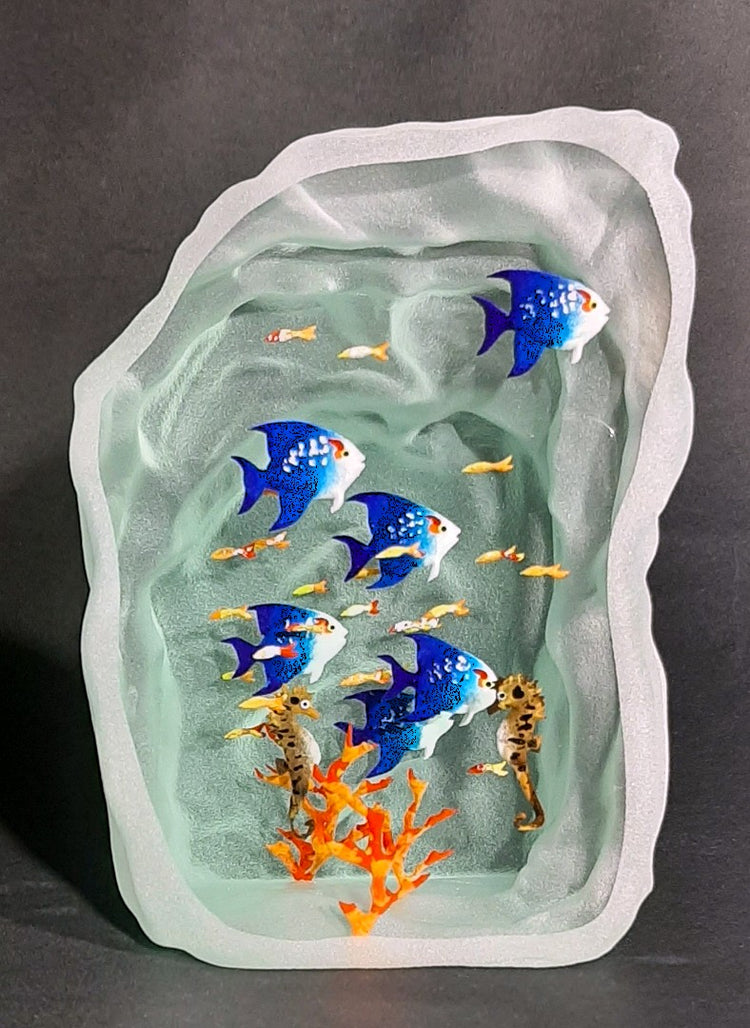 Sculpture poissons n°32 verticale P.M. avec poissons bleus et 2 hippocampes