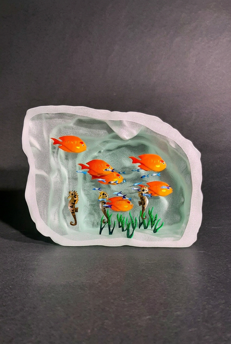 Sculpture poissons n°33 d’Yves Trucchi, poissons orange et trois hippocampes, présentée en format vertical