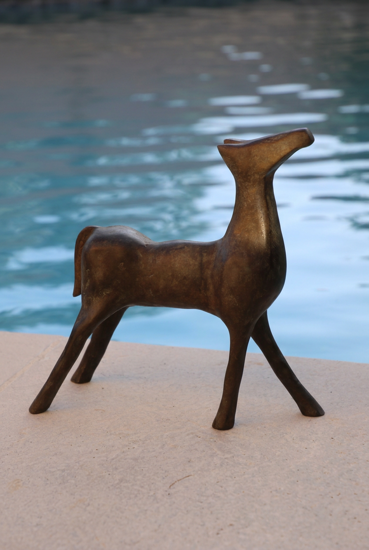 Cheval d’Anne-Gaëlle Arnaud, sculpture en bronze devant une piscine, présentée en format vertical