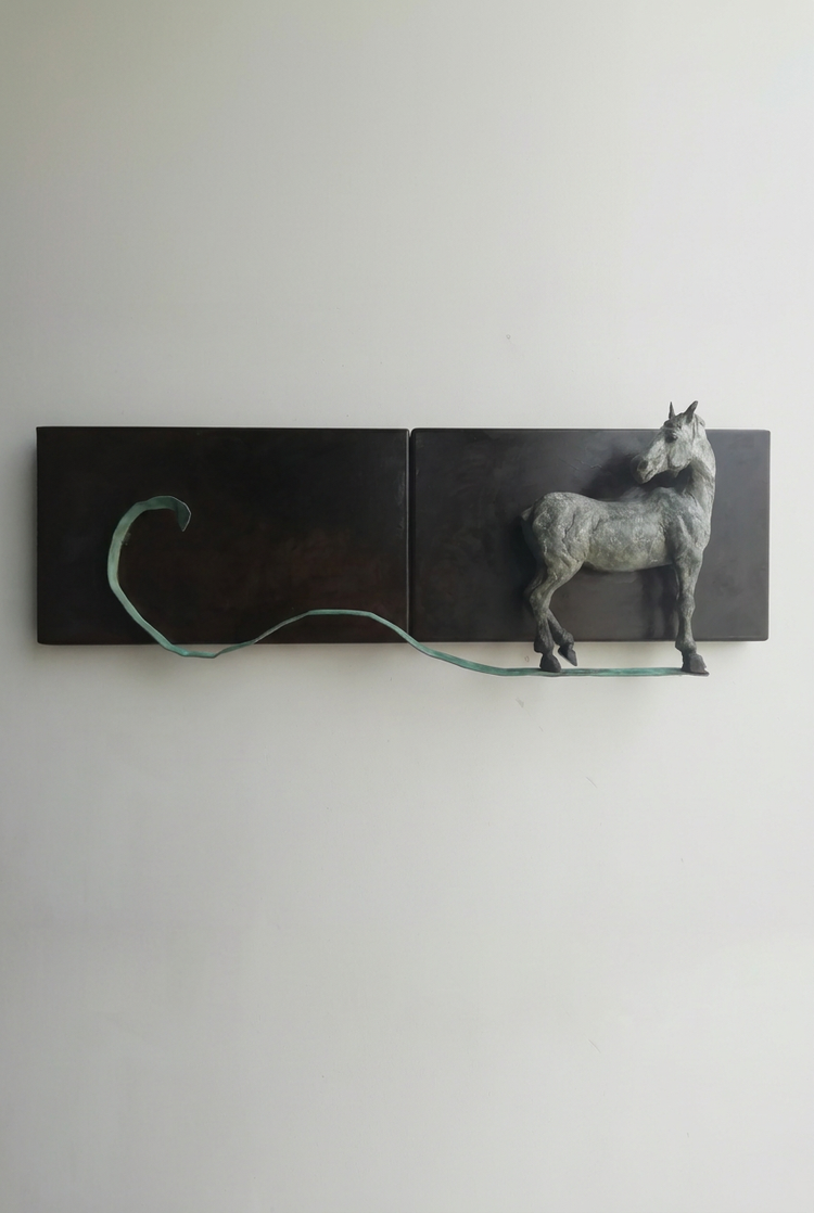 Horse way d’Artigasplanas, cheval en bronze et ruban de patine verte sur deux panneaux de bois sombre, présentée en format vertical