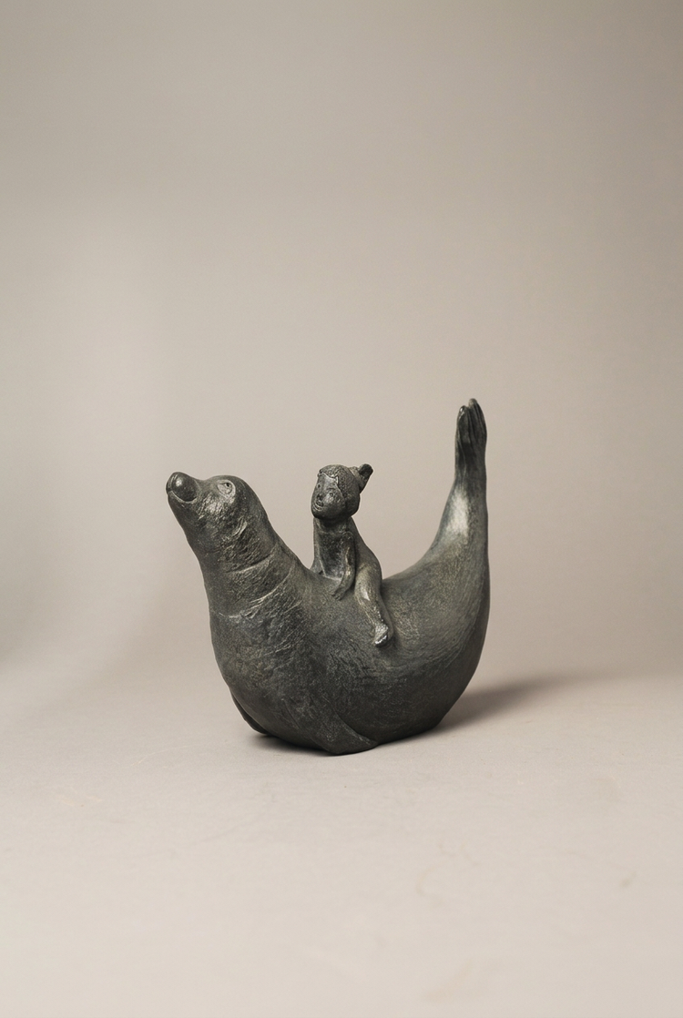 La petite baigneuse de Sophie Verger, enfant sur le dos d’un phoque en bronze, présentée en format vertical