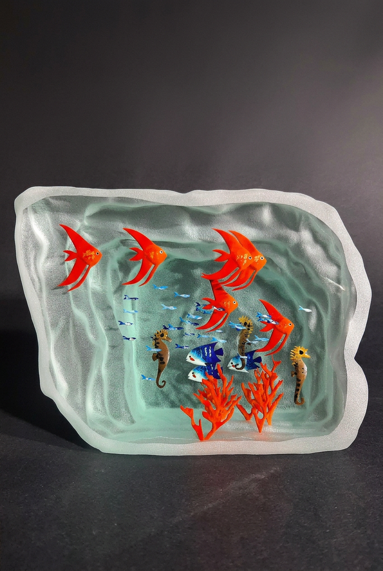 Sculpture poissons n°30 d’Yves Trucchi, scalaires rouges, hippocampes et coraux, présentée en format vertical