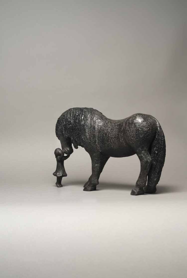 Mon cheval préféré de Sophie Verger, fillette embrassant un cheval en bronze, présentée en format vertical