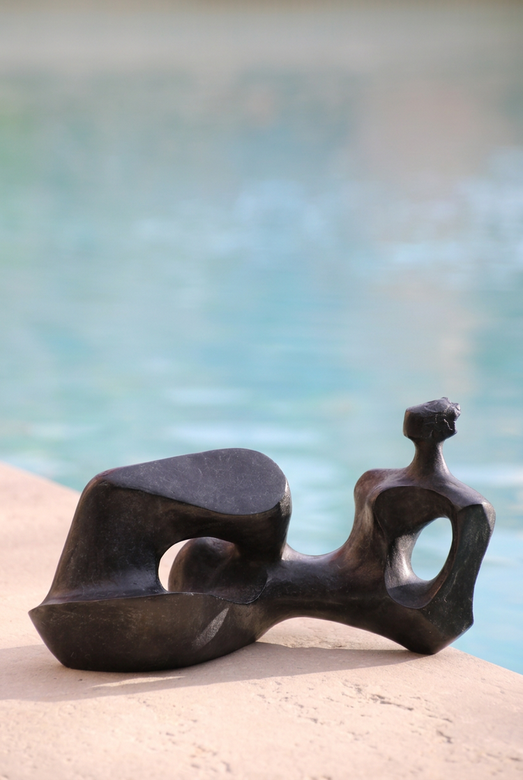 Contemplation Bord de mer, Les baigneuses, d’Anne-Gaëlle Arnaud, sculpture en bronze au bord d’une piscine, présentée en format vertical