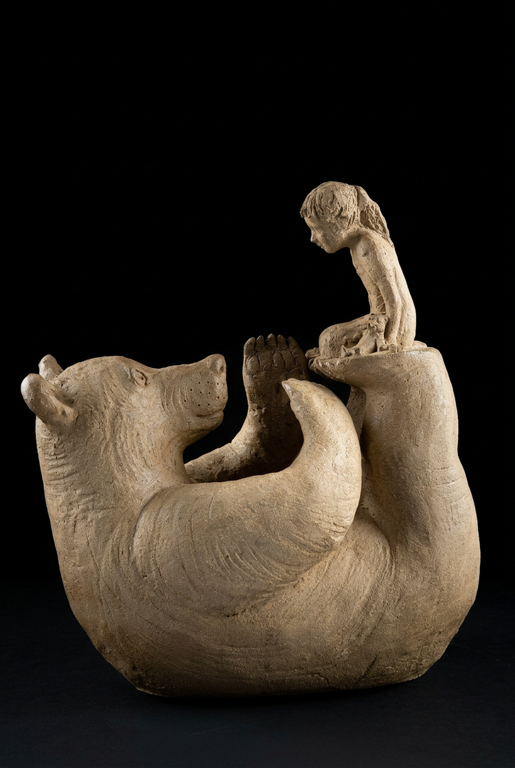 Gaby et son ours de Sophie Verger, fillette assise sur la patte d’un ours, présentée en format vertical